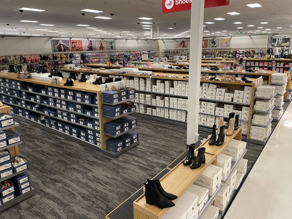 jordan_t2498's tweet photo. We’re ready for fall in shoes at T2498! https://t.co/vh0cOxqdjU