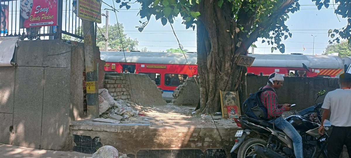 SatishC32359751's tweet photo. @drm_dli @SBM_MCD @GM_NRly @DCPCentralDelhi Kindly take necessary action and uplift the height of the broken boundary wall of Daya basti railway. https://t.co/rJ0pzchpHx
