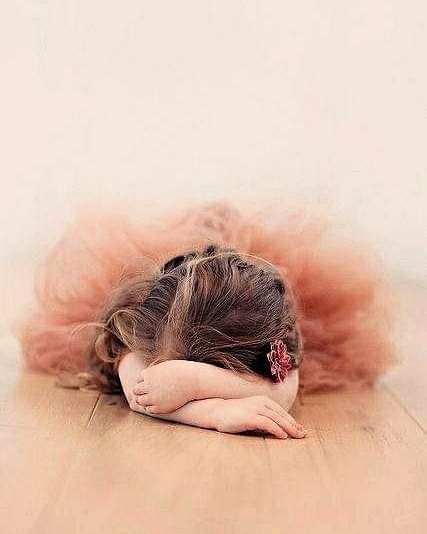 لربما تبكي ، لأنك عجزت عن التغلب على كل شيء ، و ربما تتوجع لأن كل شيء لن يتغير مهما فعلت ... ربما تصرخ لأن الألم يكبر و مساحة صدرك تضيق جدآ ... فاستعن بالله و توكل عليه و هو سيصلح بحكمته حياتك ... سيطفئ بلطفه قلقك و يجبر برحمته كسرك ، و يقوي بعزته ضعفك..💜