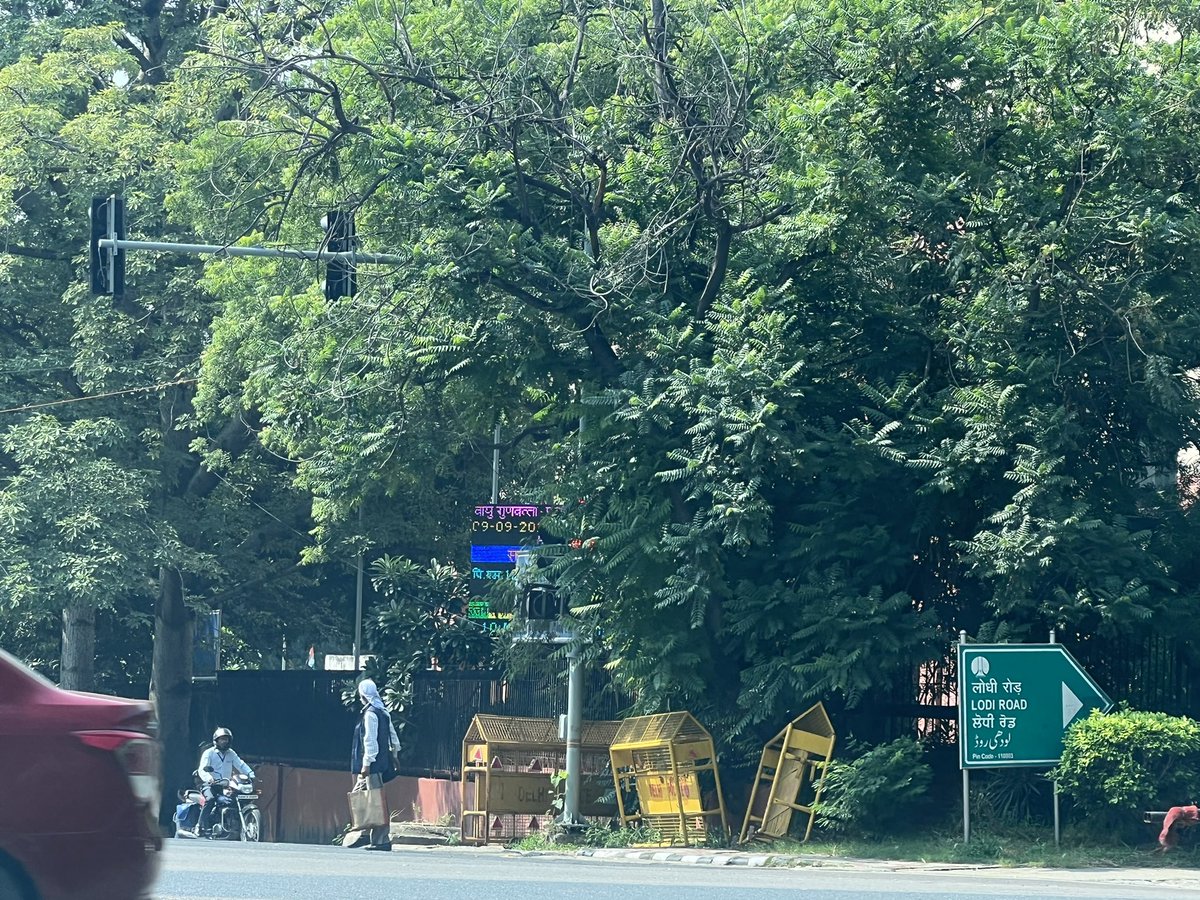 Elite_Nitin's tweet photo. @dtptraffic traffic light hidden by tree/foliage next to India Habitat Center Lodhi Road. https://t.co/vovgllk47d