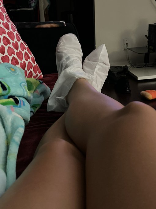 Doing a foot mask.. want a pic of the after tomorrow? 🦶🏻 https://t.co/b0iM9zOuzx<a href="/tag/newprofilepic"class="tags"><span>#newprofilepic</span></a>