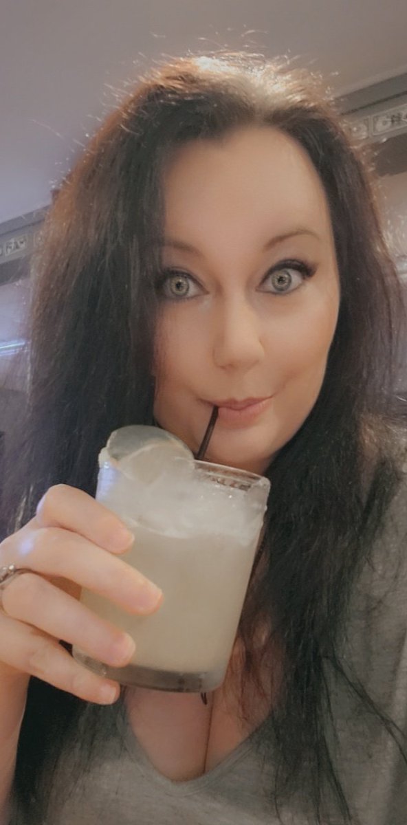 Would you buy me drink? 🍸 🍺 🍹 
😈 cum play with me. Cum see more on OF 😈
Top 3% creator with over 1100 pics &amp; videos ready for viewing pleasure 💋
onlyfans.com/geekanniejaye 
fansly.com/AnnieJaye
#geekfreak #areyouafan #subtome #contentcreator #OFpromo #brunettemilf #milf