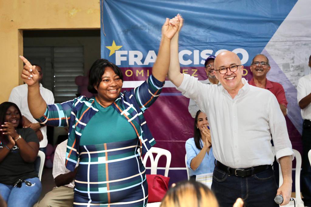 EnlaceDigitalDo's tweet photo. Hoy, Francisco @DominguezBrito recibió el apoyo de Ana Virgina Alfonseca, ex candidata diputada y Rafael Hernández (Come solo), ex regidor, ambos de la Circunscripción 3 de Santo Domingo Este. 

Seguimos ¡Sin distracciones!
¡El 16 de octubre VOTA 3!

#Vota3 #FranciscoPresidente https://t.co/A1D81LRAsU