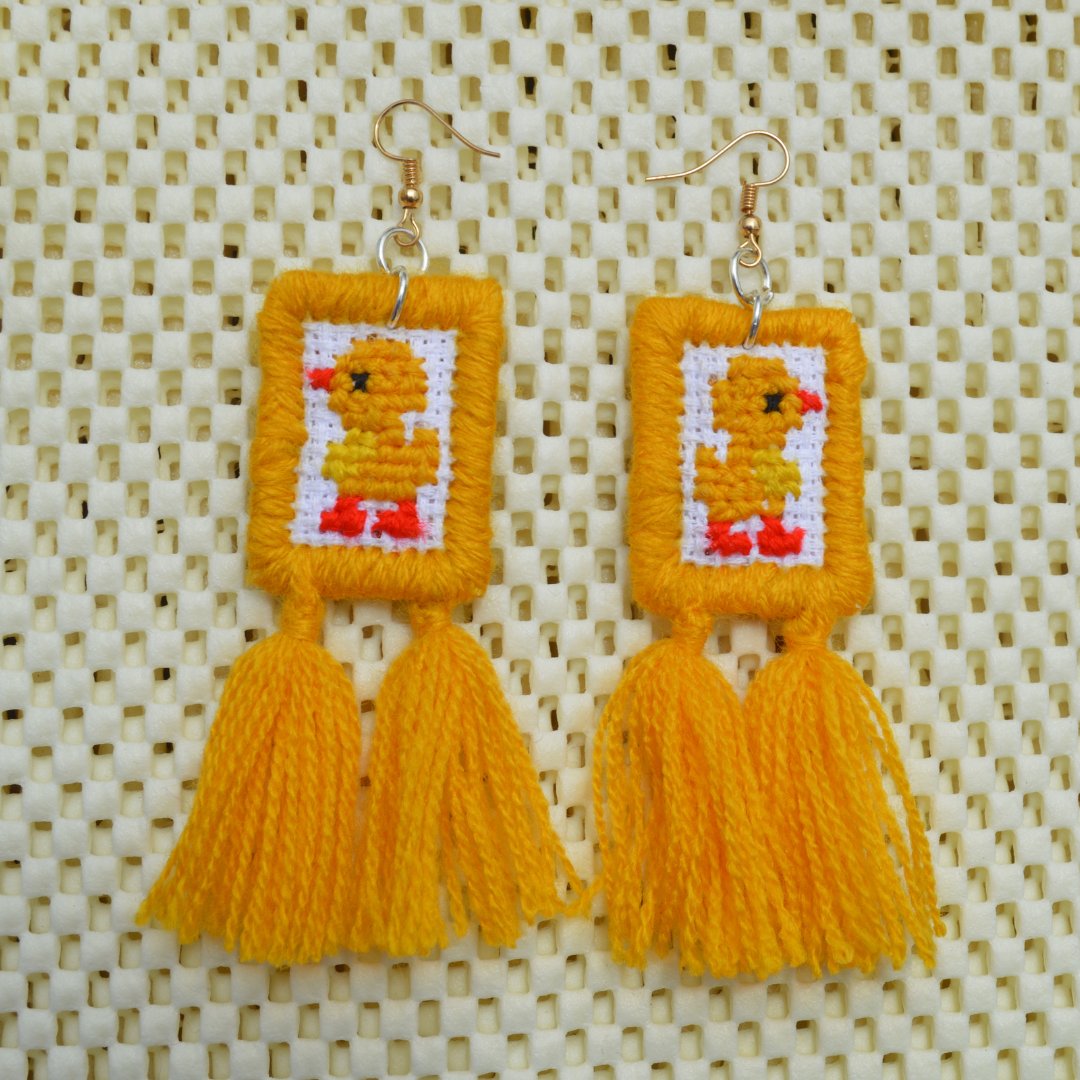 𝐀𝐫𝐞𝐭𝐞𝐬 𝐞𝐧 𝐩𝐮𝐧𝐭𝐨 𝐝𝐞 𝐜𝐫𝐮𝐳 ❞𝐩𝐨𝐥𝐥𝐢𝐭𝐨❞
Luce unos bellos aretes únicos y elegantes.
Decorados con pompones color mostaza.
Entregamos en San Felipe del Progreso, Atlacomulco, Ixtlahuaca y Toluca.
#Mechala #ALIDMEX #FIMI #FondoAyni
#HechoConAmor #HechoAMano