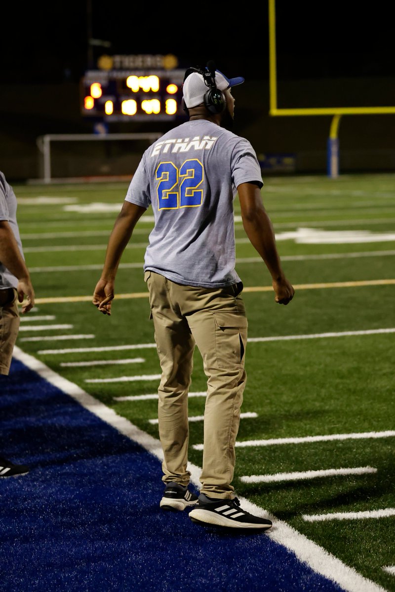 B_HinsonAD's tweet photo. Love the full circle that athletics brings to you as a coach/AD... Watched him grow up as a football/basketball player at @CoxMillSports then @BroncoSportsFB &amp; now he is coaching at @MPTigerFootball. 

Great to see @Team_Warning704 on the sidelines giving his ALL for these guys! https://t.co/QLuTRXPYFH
