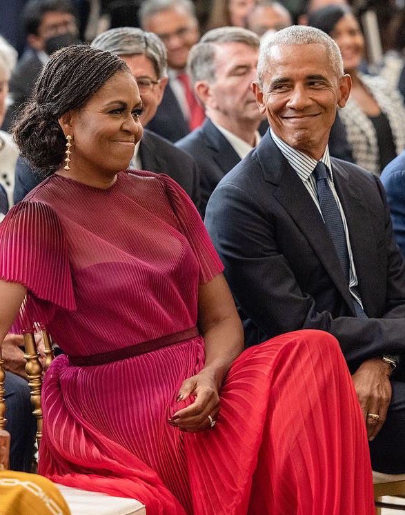 craigramsay53's tweet photo. I love Joe and Dr Jill but man do I miss these two...
#BarackObama #PresidentObama #MichelleObama #FirstladyMichelleObama  #presidentialportraits #SharonSprung #RobertMcCurdy https://t.co/qfPKm7xsYt