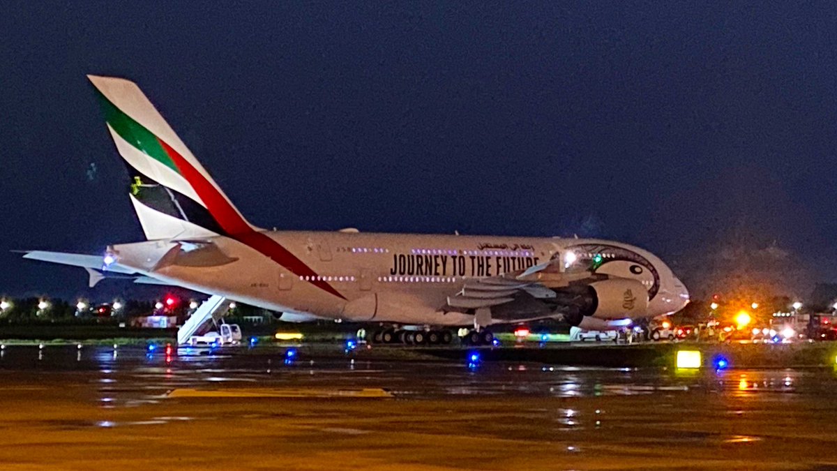 RonallChersan's tweet photo. 🛫 A380 ลงจอดที่ดอนเมือง ทำไมถึงเป็นกลายเป็นภาพประวัติศาสตร์ ?

โดยปกติ A380 จะไม่ลงจอดที่นี่เป็นปลายทาง เว้นแต่ในกรณีที่ใช้เป็นสนามบินสำรอง (Alternate Airport) เท่านั้น

เมื่อคืน ฝนที่สุวรรณภูมิหนัก นักบินพยายามลงถึง 2 รอบแล้ว บินวนนานถึง 30 นาที จึงต้องตัดสินใจไปลงที่ดอนเมือง https://t.co/bZY2mJJkSk