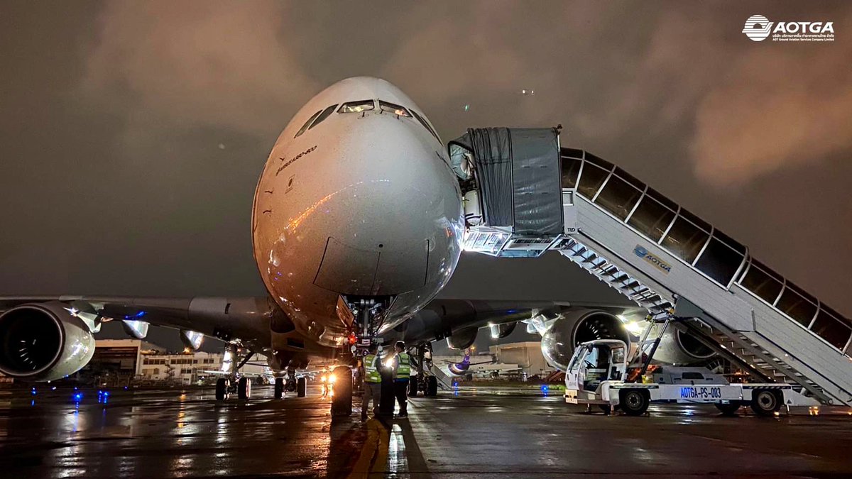 RonallChersan's tweet photo. 🛫 A380 ลงจอดที่ดอนเมือง ทำไมถึงเป็นกลายเป็นภาพประวัติศาสตร์ ?

โดยปกติ A380 จะไม่ลงจอดที่นี่เป็นปลายทาง เว้นแต่ในกรณีที่ใช้เป็นสนามบินสำรอง (Alternate Airport) เท่านั้น

เมื่อคืน ฝนที่สุวรรณภูมิหนัก นักบินพยายามลงถึง 2 รอบแล้ว บินวนนานถึง 30 นาที จึงต้องตัดสินใจไปลงที่ดอนเมือง https://t.co/bZY2mJJkSk