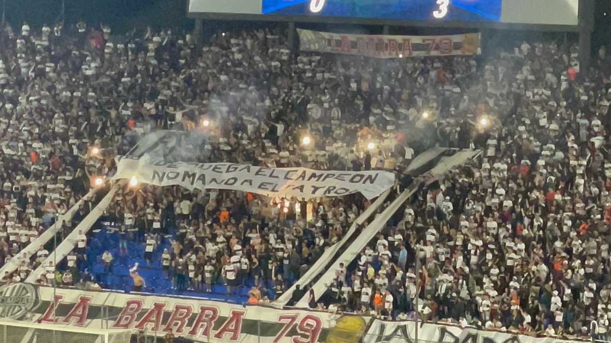 maxibiancucchi7's tweet photo. “Donde juega el Campeón
No manda el Patrón”.

La bandera que apareció en la hinchada del #Olimpia, en el juego ante #Libertad por #CopaParaguay https://t.co/PE29jksxq7