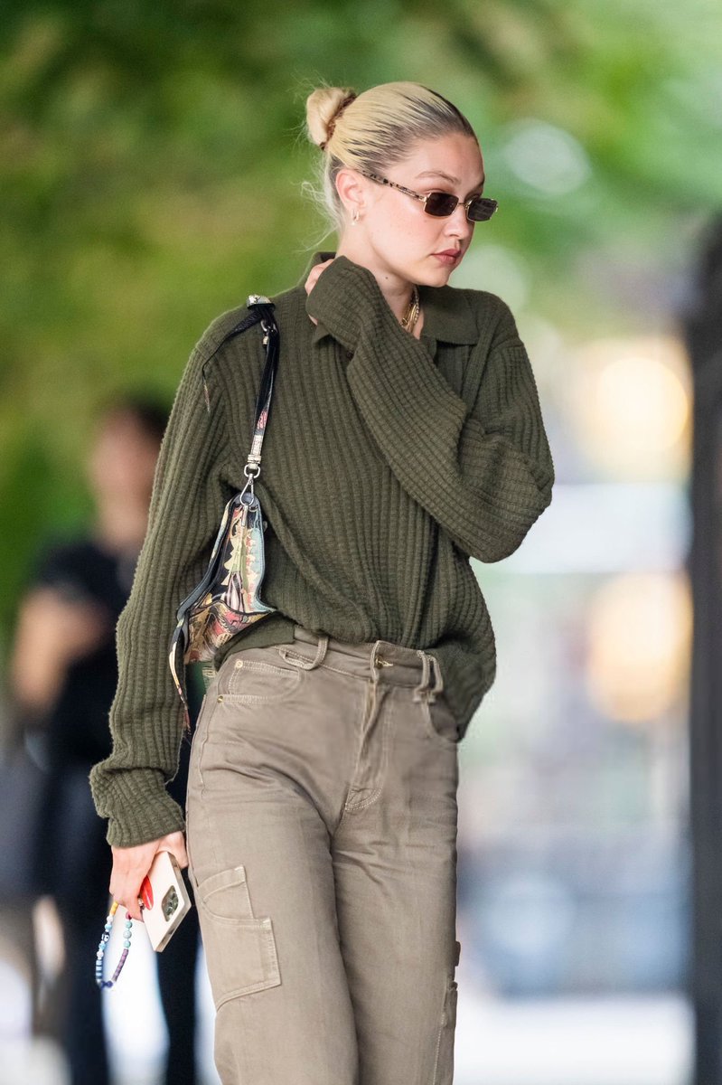 GigiArgMedia's tweet photo. 📸 || Gigi Hadid hoy en SoHo, Nueva York. Más fotos: https://t.co/4ypAtyJ1yG https://t.co/wQd7RZYAt7