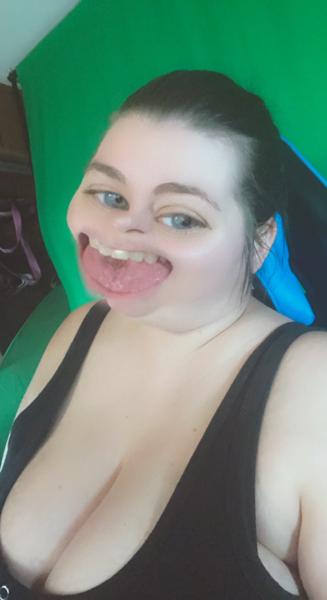 AtrolynnRae's tweet photo. 🔴 LIVE with #raft today let’s hang out on a weird boat and maybe I’ll touch the shark for ya. Link in bio #twitch #streamer #gamergrill https://t.co/xU6vEa2sI1