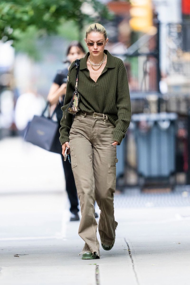 GigiArgMedia's tweet photo. 📸 || Gigi Hadid hoy en SoHo, Nueva York. Más fotos: https://t.co/4ypAtyJ1yG https://t.co/TtylVIc9Xz