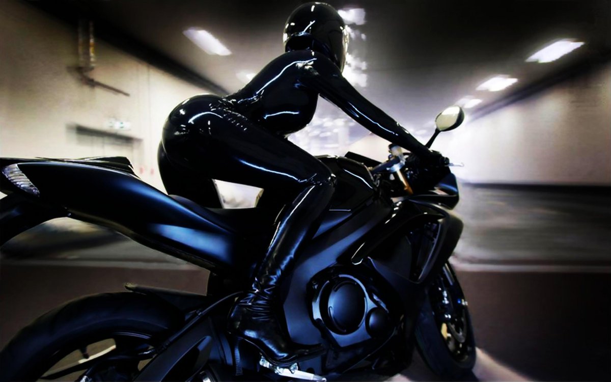 バイクとラバーだったら、今まで見てきたなかでこれが一番かっこいいかな
