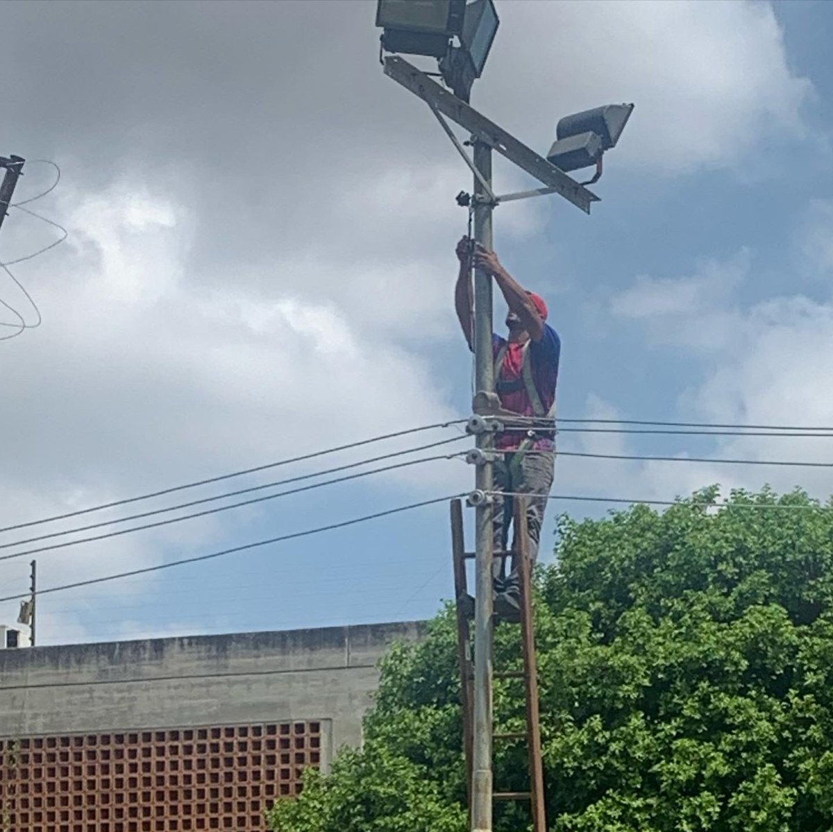 FagroLUZ's tweet photo. Seguimos trabajando por nuestra @FagroLUZ! Para la continuación de nuestro trabajo junto con todo el talento humano que hace posible la actividad docente, administrativa y obrera, para consolidar esfuerzos por la comunidad estudiantil 💚 https://t.co/Zo4qfgTKg9
