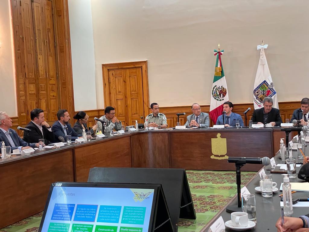EliasDipR's tweet photo. El día de hoy se cumplió el acuerdo que se tuvo con el gobernador de Nuevo León @samuel_garcias de que tendríamos una reunión con su equipo de trabajo para analizar los problemas de las grúas y policías municipales corruptos y que estuvieran presentes los Presidentes Municipales. https://t.co/NJJb00HG7e