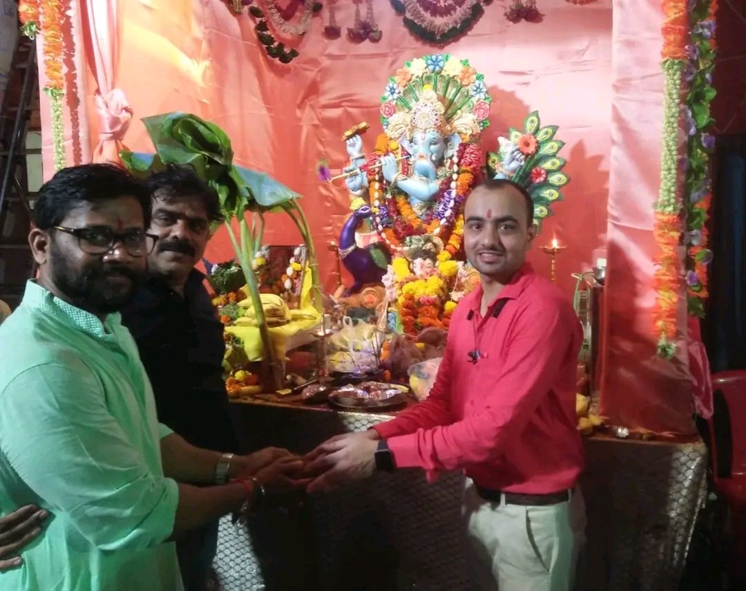 KharseHarish's tweet photo. जय शिव सेवा मित्र मंडळ आयोजित सत्यनारायण महापुजा व महाप्रसाद भंडारा निम्मित महाराष्ट्र नवनिर्माण सेनेचे चारकोप विधान सभा क्षेत्राचे विभागअध्यक्ष दिनेश साळवी साहेब, उदय कोंडविलकर साहेब व उपशाखा अध्यक्ष महाराष्ट्र सैनिक यांनी भाब्रेकर नगर मार्केट च्या राजाचे दर्शन घेतले https://t.co/Hy6cDL2VZy