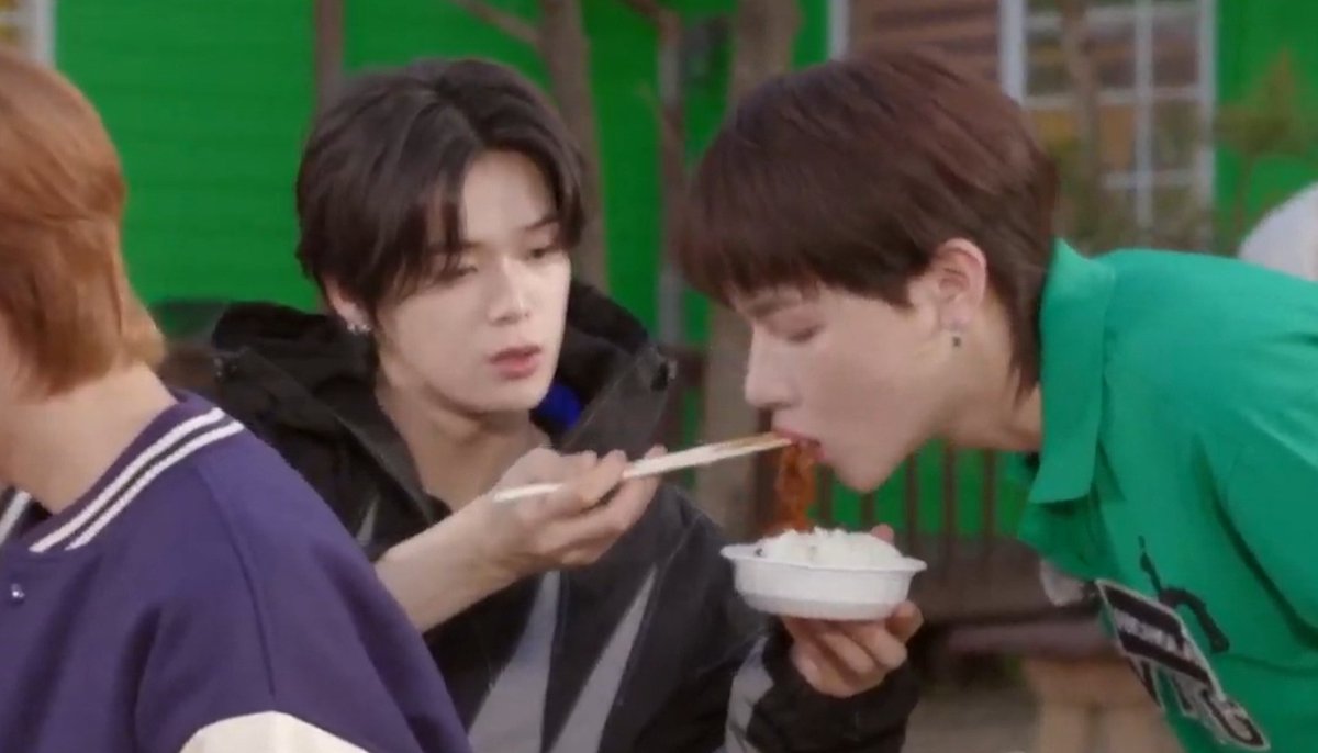 keiipics's tweet photo. k feeding his nicho 🥺

#andTEAM #andTEAM_K #andTEAM_NICHOLAS https://t.co/gGKvDET8p9
