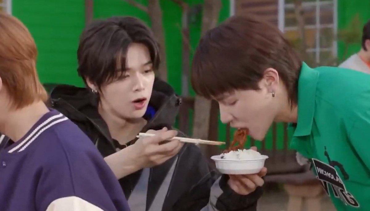 keiipics's tweet photo. k feeding his nicho 🥺

#andTEAM #andTEAM_K #andTEAM_NICHOLAS https://t.co/gGKvDET8p9