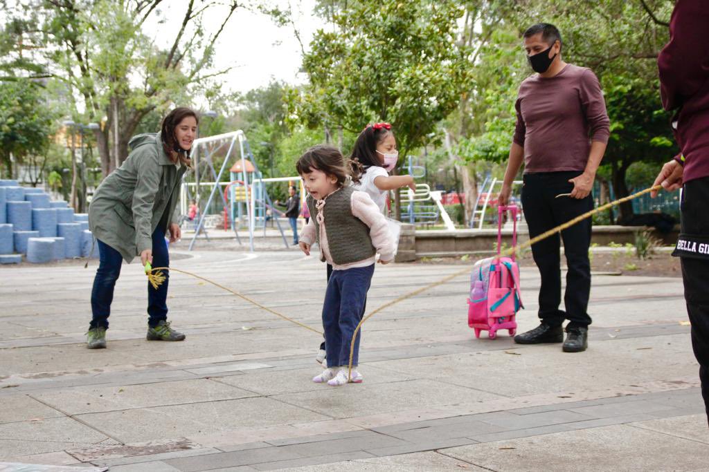 Ponte_Pila_'s tweet photo. Miércoles de Ponte Pila
Cada miércoles salimos a las calles de la Ciudad de México donde niñas, niños, jóvenes y adultos de todas las edades se reúnen a jugar en nuestro tradicional #MiércolesDePontePila y juegos tradicionales mexicanos que imparten nuestros promotores Deportivos https://t.co/8dy4zq8Mwf