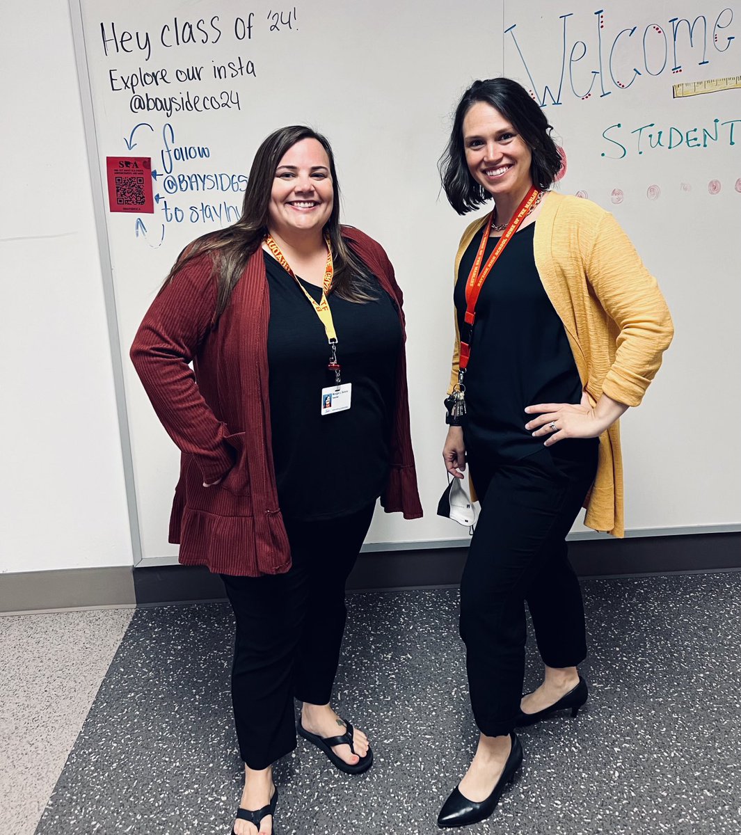 apjarv's tweet photo. Unplanned twin day! #schoolcolors ⁦@BHSMarlins⁩ #bioPLC https://t.co/ufCy3uEmtj