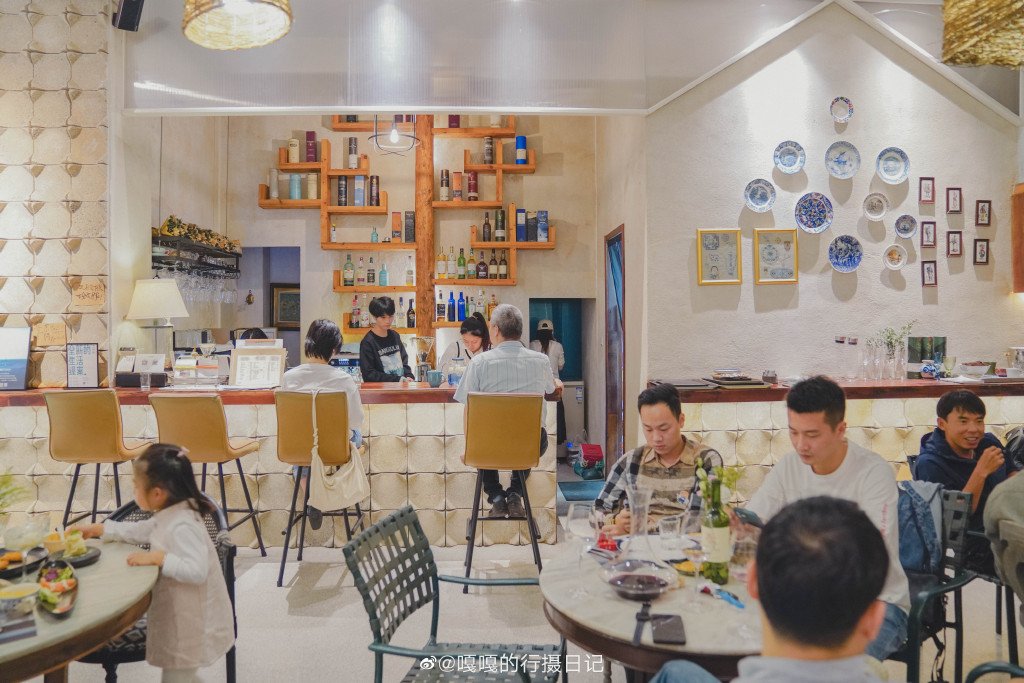 fujiantravel's tweet photo. The Island Guest Hall is a art-theme restaurant operated by Mr. Qi Xitong, a musician.  It offers western cuisines -- steak, salad, sandwich, pizza and spaghetti. Beer, wine, whiskey and coffee are available. Live music party are held at weekend. Its decoration is artistic. https://t.co/o52HvQjfHW