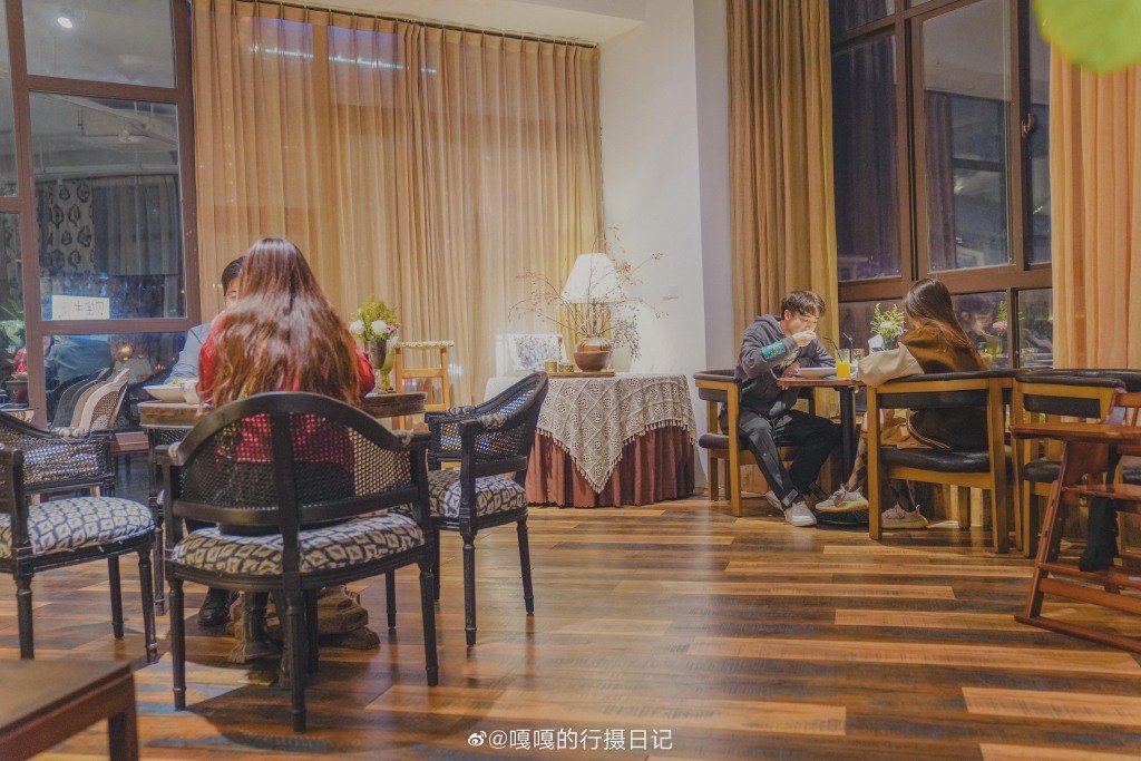 fujiantravel's tweet photo. The Island Guest Hall is a art-theme restaurant operated by Mr. Qi Xitong, a musician.  It offers western cuisines -- steak, salad, sandwich, pizza and spaghetti. Beer, wine, whiskey and coffee are available. Live music party are held at weekend. Its decoration is artistic. https://t.co/o52HvQjfHW