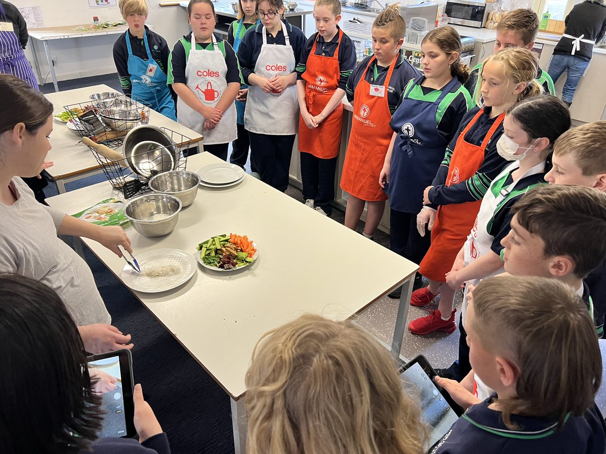 ILSGYr5's tweet photo. Cold roll demonstration after practising our knife skills. Plenty of fresh produce from our @SakgIlsg Garden. @SAKGF @ImmanuelGawler https://t.co/wbIFjrrLVx