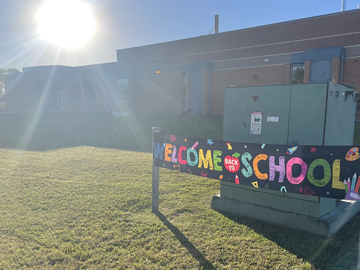 WpgBeachSchool's tweet photo. It was a joyful first day at WBS welcoming all families and kiddos back to school!!! 🎉✨❤️🥰☀️ https://t.co/fFNZHpBStw