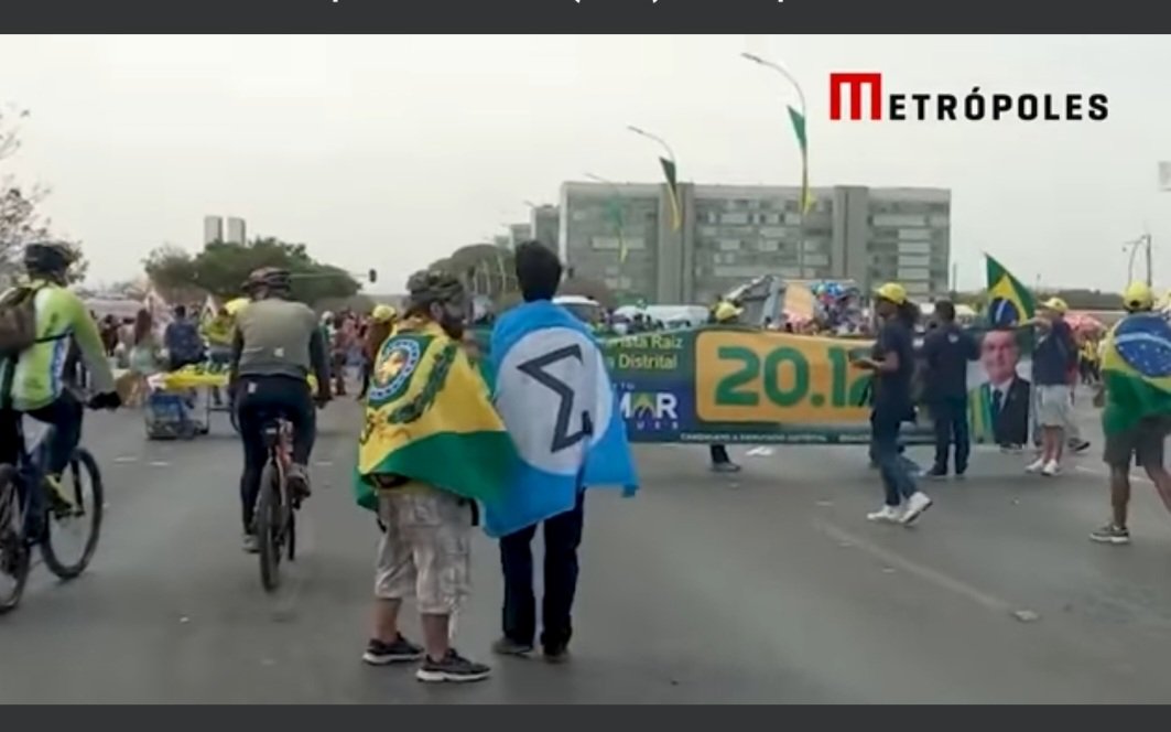 jpdoficial1's tweet image. Enquanto bolsonaro usava o Dia da Independência para fazer campanha eleitoral e de sua performance sexual, representantes do movimento integralista (o fascismo brasileiro) desfilavam livremente nas manifestações. 

O bolsonarismo e tudo que o cerca têm que acabar.