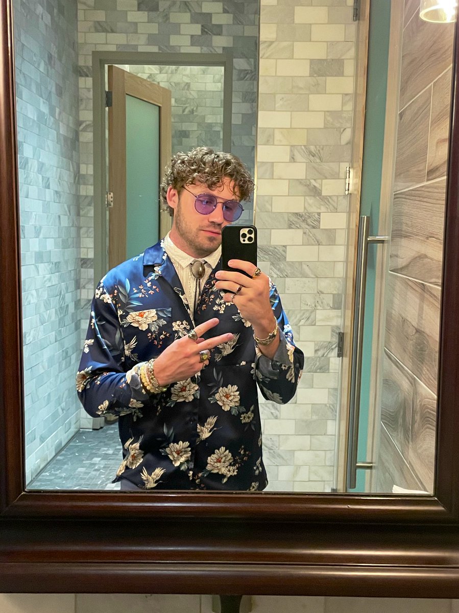 Casey_Leach's tweet photo. ig saw it first but had to share the fit https://t.co/eavYBhGr3C