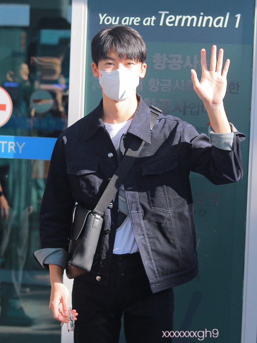 xxxxxxxgh9's tweet photo. 220908 허광한 인천공항 출국

빠이빠이🥹

#허광한 #許光漢 #许光汉
#GregHsu #HsuGregHan https://t.co/RQVMmxk9uQ