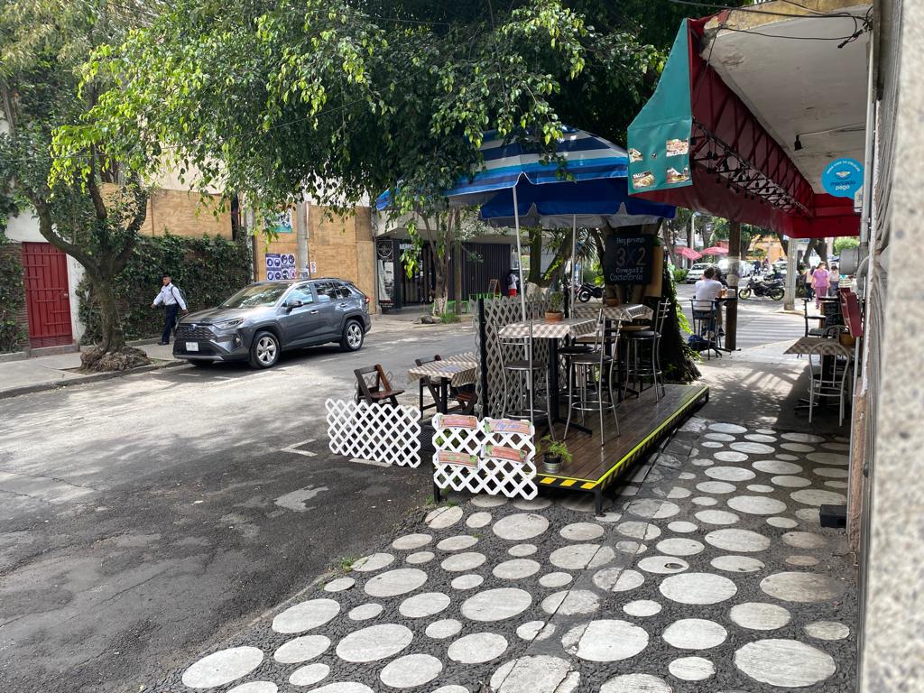 VillaDeCortesBJ's tweet photo. El local #HaySabores en Empresa esquina Cerrada Empresa en Insurgentes Mixcoac, Se apropió de jardinera y de árbol, no cumplen con las normas y utilizan banqueta y calle para su negocio. Siempre está vacío o ocupado por ellos mismos haciendo fiestas.
@STaboadaMx @AccionesBJ https://t.co/3Veih7kCn1