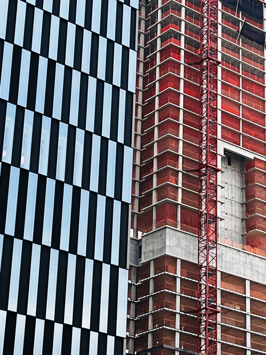 Jshatan's tweet photo. Borderlines #247: Enjambment. #construction #hudsonyards #midtownwest #farwestside #skyscrapers #skyline #architecture #newyorkstreet #newyork #newyorkcity #bigcity #imagesofnyc #photolovers #iphone13 #shotoniphone #iphonephotography #photoaday #photoadaysept #photoadayseptember https://t.co/1YuYNQABOh
