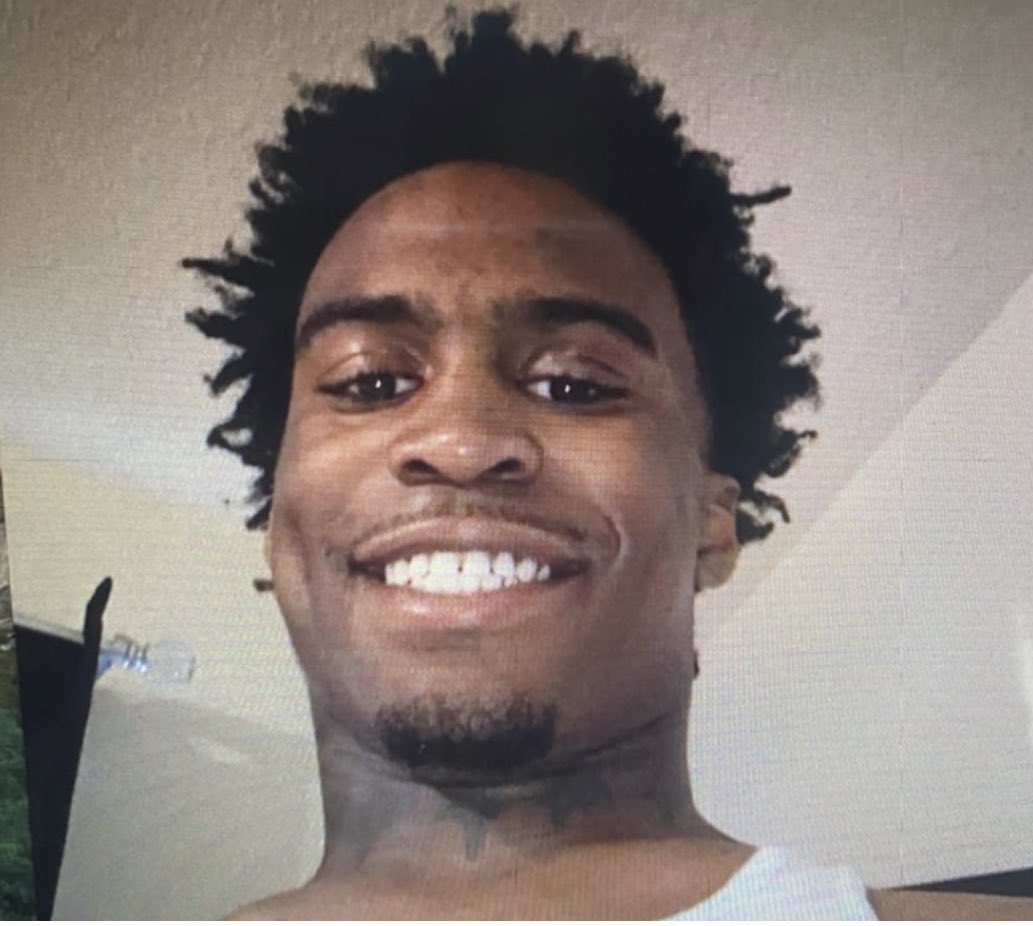 JUST IN: Police say the 19-year-old shooting suspect on the run is Ezekiel Kelly. bit.ly/3x19Uru