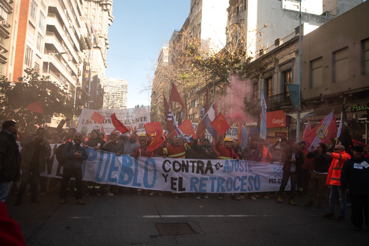 PITCNT1's tweet photo. 🛑 De no mediar una baja significativa de la inflación hacia el cierre del año, se volverá a postergar el comienzo de la recuperación salarial, a la vez que la pérdida de poder adquisitivo de las y los trabajadores se seguirá acumulando.

PIT CNT

#ParoPITCNT #noseaguntamas https://t.co/YuUdIrqqvr