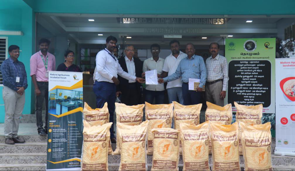 KabilanMadurai7's tweet photo. தமிழகத்தில் அரை நாடோடிகளாக அலைந்து திரியும் மேய்ச்சல் சமூக மக்களின் வாழ்வு மேம்பட பாரம்பரிய மேய்ச்சலில் வளர்க்கப்படும் கிடை மாடுகளின் சாணம் மாதம் தோறும் 50 டன் மதுரையில் இருந்து மாலத்தீவிற்கு ஏற்றுமதியை இன்று முதல் தொடங்கியிருக்கிறது!

நன்றி - NABARD-MABIF-TNAU

- தொழுவம்! https://t.co/w234RvBQug
