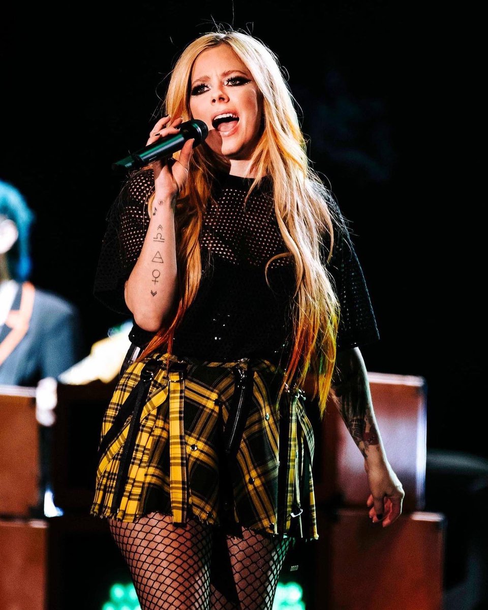 AccessAvril's tweet photo. “São Paulo, essa noite esta sendo a razão do meu sorriso hoje” — Avril Lavigne durante a performance de “Smile”. 🥺 https://t.co/30bpqOkG7V
