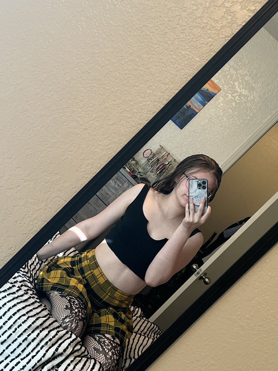 JulieFox2004's tweet photo. Hey gaming guys!😘 am I got?🥵 #nsfw #nsfwtwt #nsfwtw #sellingcontent #hot #gamergirl #gamers https://t.co/XcvjYwDByT