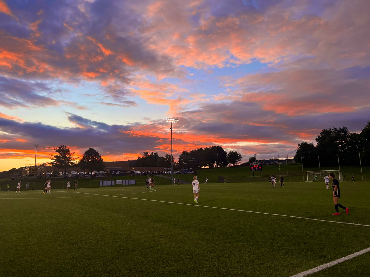CoachCH14's tweet photo. Quite the sunset to cap off the night! @HamptonGirlsSoc with a hard fought 2-0 victory over Kiski Area.
#WPIALSoccer #HamptonTalbots https://t.co/G1IlLcY810