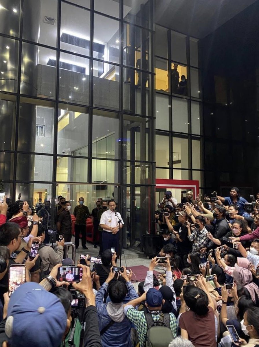 ini harus jadi Picture of the Year. Siapa photographer nya...?  lepas dari pro Anies atau anti Anies, photo kreasi ini luar biasa!! Awak media memotret situasi sesudah menunggu  hampir 13 jam di KPK. Sangat Kreatip dan patut mendapat penghargaan meski "Subjeknya" kontroversial!