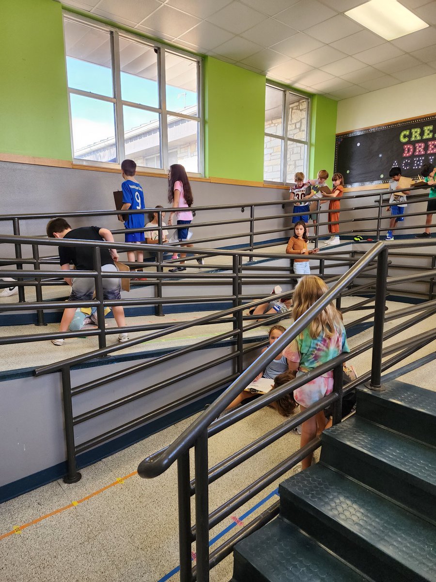 mrsvking8's tweet photo. 3rd grade explores rounding on a number line with a bean bag toss
#king3dse #iamDSISD #beDSE https://t.co/vZVeC5UoN1