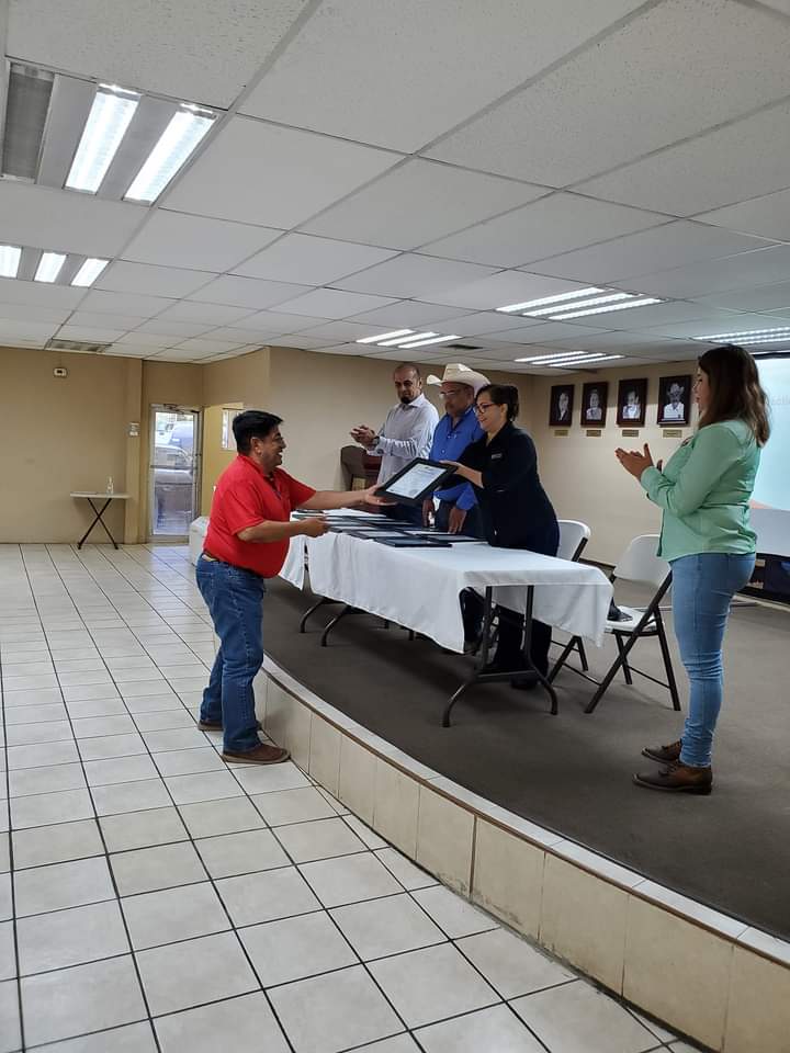 UCEBCN's tweet photo. Entrega de Certificados de Implementación de Buenas Prácticas Pecuarias en la Producción de Carne de Ganado Bovino en Confinamiento, Producción de Leche Bovina y Huevo para plato” los cuales obtuvieron una Certificación por parte de la autoridad Federal @SENASICA
#CEFPPBC https://t.co/X1mgRwpZYW