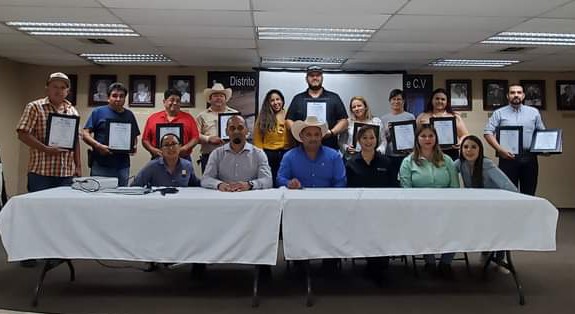 UCEBCN's tweet photo. Entrega de Certificados de Implementación de Buenas Prácticas Pecuarias en la Producción de Carne de Ganado Bovino en Confinamiento, Producción de Leche Bovina y Huevo para plato” los cuales obtuvieron una Certificación por parte de la autoridad Federal @SENASICA
#CEFPPBC https://t.co/X1mgRwpZYW