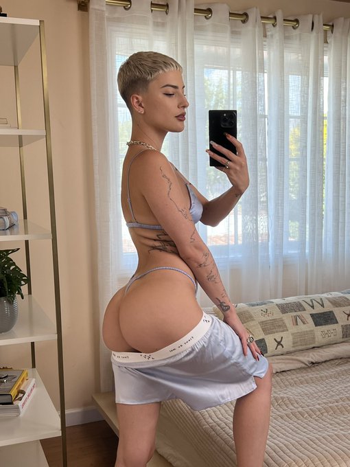 Should I slip these off? https://t.co/34tHYcMPyb