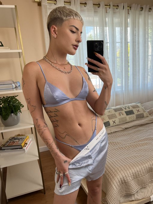 Should I slip these off? https://t.co/34tHYcMPyb