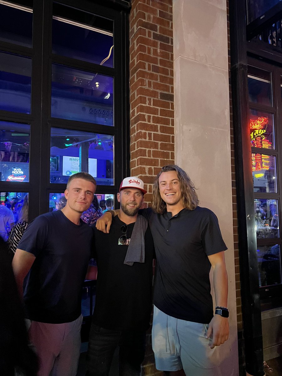 JakeKleinhans's tweet photo. Shoutout Hank for stopping to take a pic with a couple AWLs. Hungry dog parlay officially back this week? @hen_ease https://t.co/JKngXtMTv4