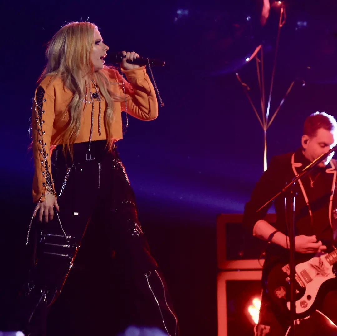 Avril Lavigne abre turnê no Brasil com show nostálgico