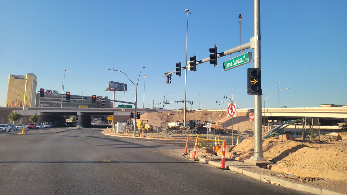 fidel74638907's tweet photo. @nevadadotvegas this light can mislead drivers into making a right onto the I 15 southbound.
The arrow light is turning green. https://t.co/8FI5JKdTnV