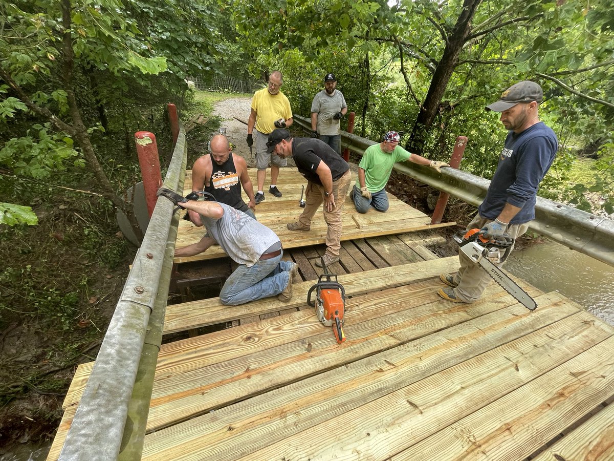 The @PacerFootball team stepped off the field to tackle a project that’s bigger than the game. 🏈🔨 They rebuilt a bridge for a teammate’s grandparents who were left stranded after a flood swept through South East Indiana. Talk about a team effort!!! 💪🏼 @WLWT