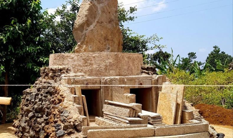 agama_nusantara's tweet photo. The Sunda Wiwitan tomb site. © 2020 Andreas Harsono/Human Rights Watch

Di Jawa Barat, Sunda Wiwitan menghadapi dua ancaman serius: Darul Islam, yang berulang kali mengintimidasi dan menyerang mereka, serta Kementerian Agama, yang berupaya mendorong “agama-agama terbelakang” https://t.co/5s1Fu96ujd